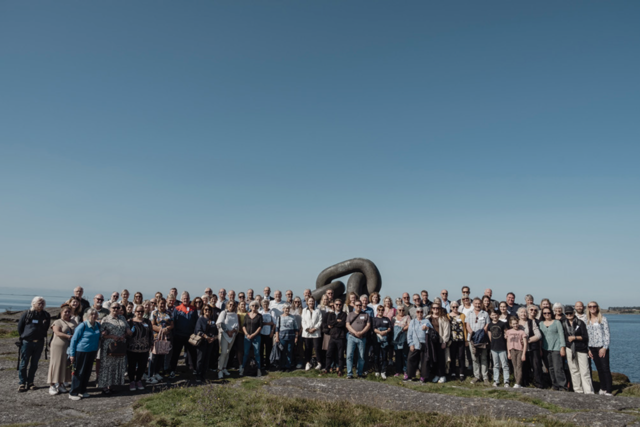 Figure 5: Survivors, bereaved, and seminar participants in front of the memorial “Broken Link” in Stavanger, summer 2023. Photo: Rune Egenes / Norwegian Petroleum Museum (HNOMF-05001.329)