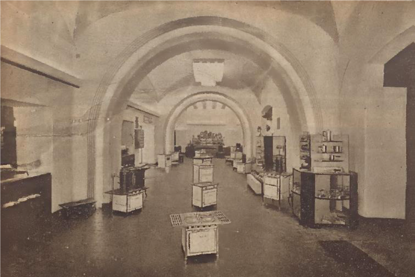 Figure 4: Warehouse exhibition in Boavista (Lisbon, 1934). Source: O amigo do lar, November 1934, 8.