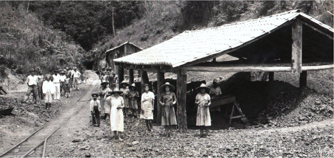 Coal mine workers (including women and children) in Criciúma (1938)