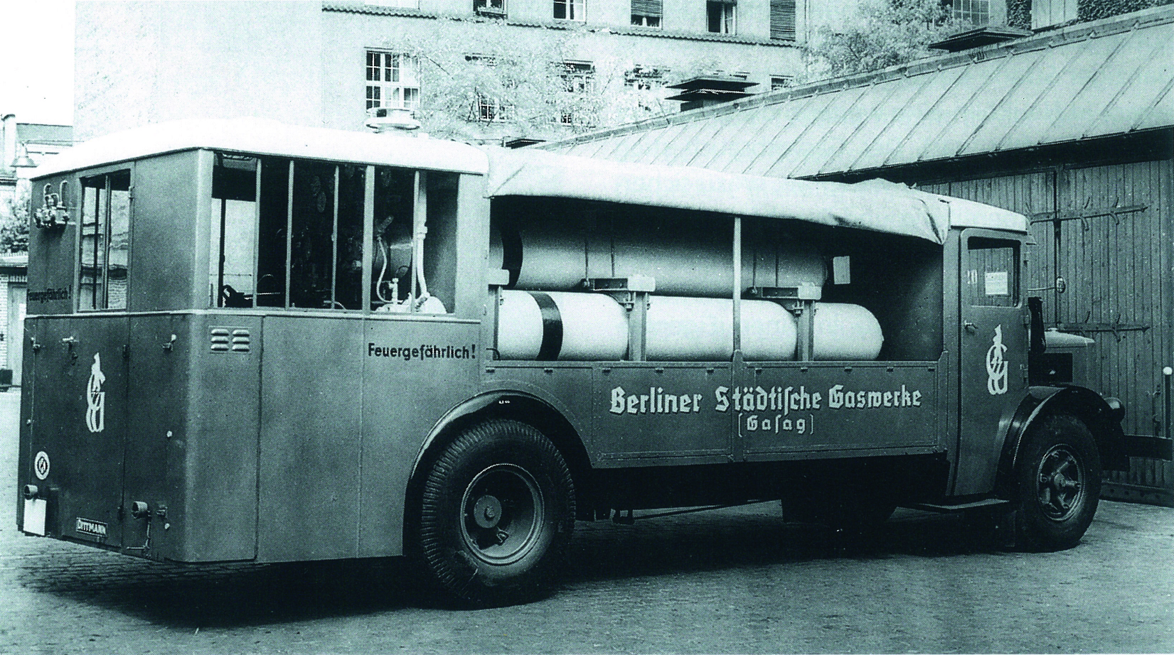 Figure 3. A gas-powered lorry of the Berlin gas utility used to deliver gas to filling stations. Source: Hilmar Bärthel, Die Geschichte der Gasversorgung in Berlin. Eine Chronik (GASAG Berliner Gaswerke Aktiengesellschaft, Berlin: Nicolai, 1997), 93.