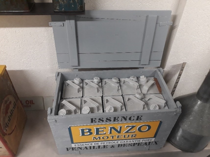 Figure 3 : Caisse de la marque Benzo, de la société Fenaille & Despeaux. Source : Timothée Dhotel, photographie prise le 28/10/2020 au musée de la Pompe à essence de Dracy-le- Fort (71)